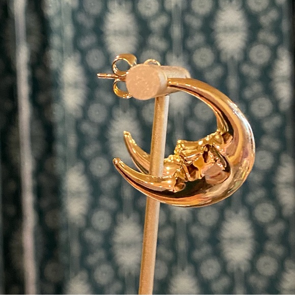 Macy's 14K Gold Plated Moon Crest Crescent Hoop Earrings NIB - Picture 7 of 13